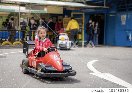 電気カーに乗って楽しそうな7歳の女の子 電気カーに乗って楽しそうな7歳の女の子 101430586