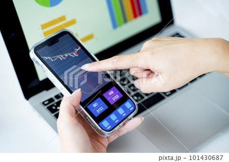 スマホでトレードをする女性 101430687