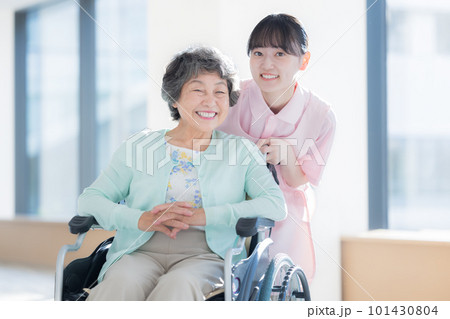 介護イメージ シニア女性と介護士のポートレート 撮影協力「LINK FOREST」 介護イメージ シニア女性と介護士のポートレート 撮影協力「LINK FOREST」 101430804