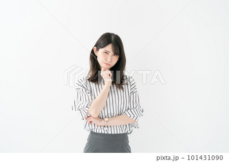 悩む女性　カジュアル 101431090