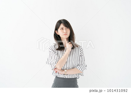 悩む女性　カジュアル 101431092