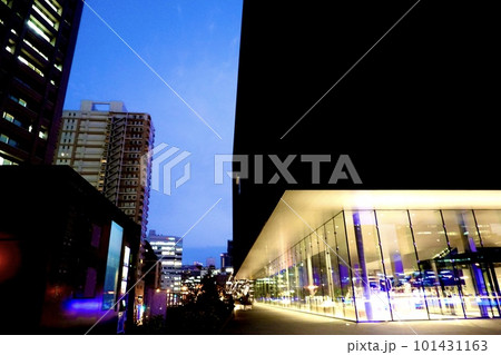 大阪中之島美術館の田蓑橋筋北側からの夜景　大阪市北区 101431163