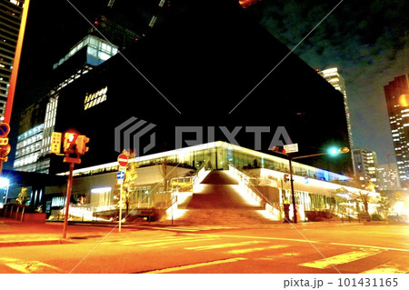大阪中之島美術館の田蓑橋筋南側からの夜景　大阪市北区 101431165