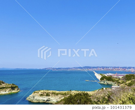 雑賀崎（さいかざき）灯台から見晴らした番所庭園と海の風景　和歌山市雑賀崎 101431379