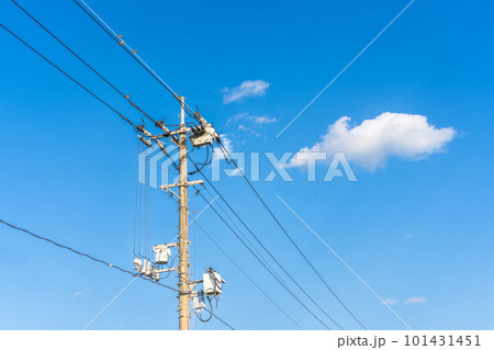 青空に浮かぶ電柱の写真 101431451