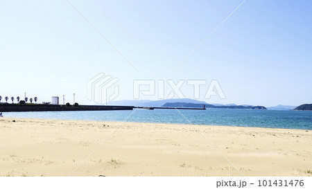 加太(かだ)海水浴場の砂浜から遠くに加太北の浜公園のヤシの並木が見える風景 和歌山市 加太(かだ)海水浴場の砂浜から遠くに加太北の浜公園のヤシの並木が見える風景 和歌山市 101431476