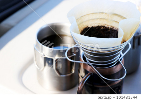 コーヒー豆から挽いた淹れたてのホットコーヒー コーヒー豆から挽いた淹れたてのホットコーヒー 101431544