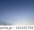 春の夕方の空 101432704