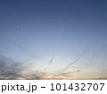 春の夕方の空 101432707