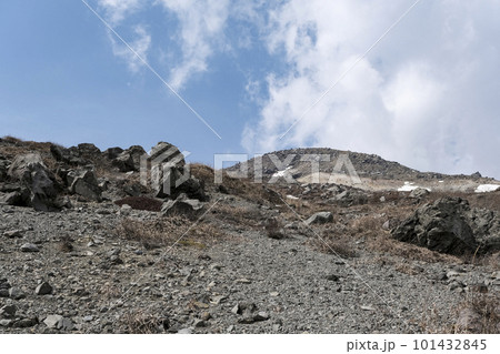 登山道から見る茶臼岳の頂上 登山道から見る茶臼岳の頂上 101432845