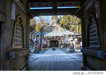 奥之院思親閣の祖師堂を仁王門から望む（山梨県） 101433034