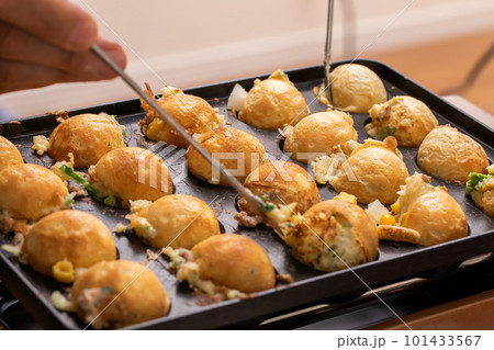 たこ焼きを焼く手 Japan たこ焼きを焼く手 Japan 101433567