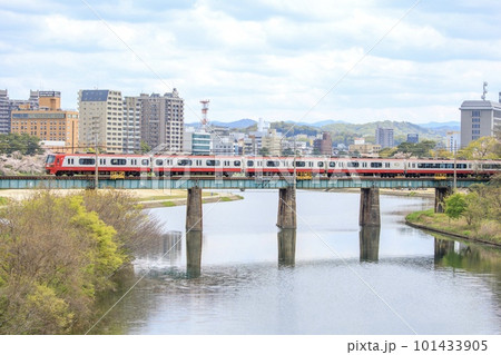 岡崎市、乙川鉄橋を渡る名鉄電車 101433905