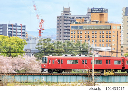 岡崎市、乙川鉄橋を渡る名鉄電車 岡崎市、乙川鉄橋を渡る名鉄電車 101433915