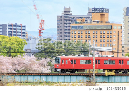 岡崎市、乙川鉄橋を渡る名鉄電車 岡崎市、乙川鉄橋を渡る名鉄電車 101433916