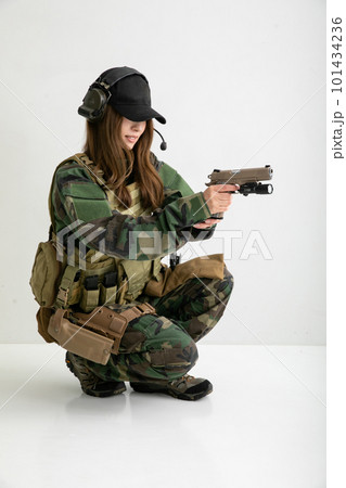 迷彩服を着て銃を構える女性 camouflage 迷彩服を着て銃を構える女性 camouflage 101434236