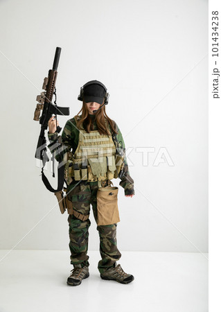 迷彩服を着て銃を構える女性　camouflage 101434238