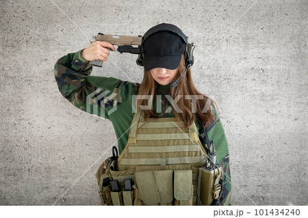 迷彩服を着て銃を突きつける女性　camouflage 101434240