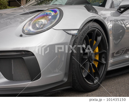 駐車場のシルバーのポルシェ911GT3 駐車場のシルバーのポルシェ911GT3 101435150
