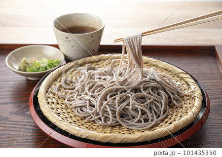 ザルに盛られた美味しそうなソバ ザルに盛られた美味しそうなソバ 101435350