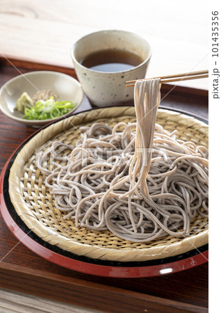 ザルに盛られた美味しそうなソバ ザルに盛られた美味しそうなソバ 101435356