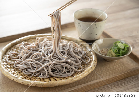 ザルに盛られた美味しそうなソバ 101435358