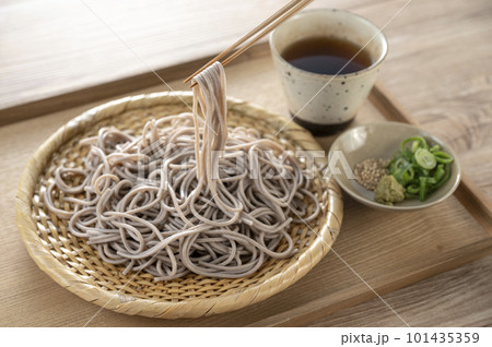 ザルに盛られた美味しそうなソバ 101435359