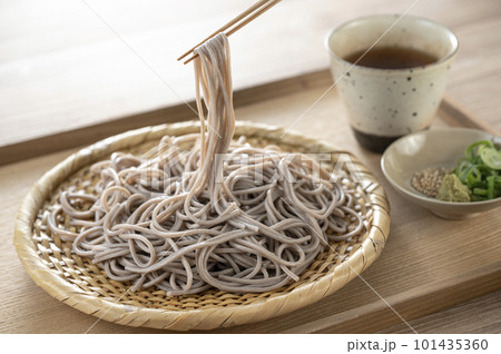 ザルに盛られた美味しそうなソバ ザルに盛られた美味しそうなソバ 101435360