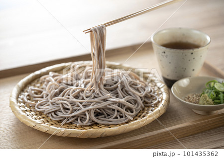 ザルに盛られた美味しそうなソバ 101435362