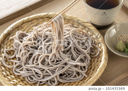 ザルに盛られた美味しそうなソバ ザルに盛られた美味しそうなソバ 101435369
