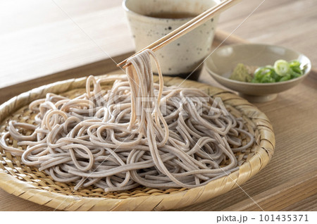 ザルに盛られた美味しそうなソバ 101435371