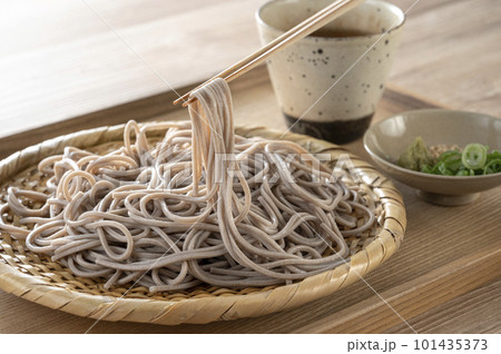 ザルに盛られた美味しそうなソバ 101435373