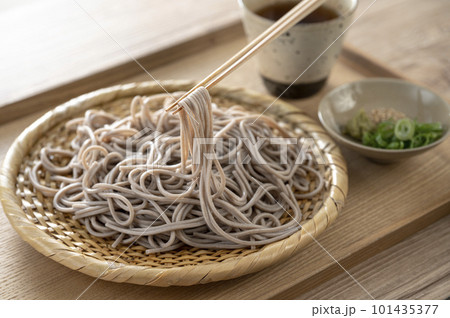 ザルに盛られた美味しそうなソバ 101435377