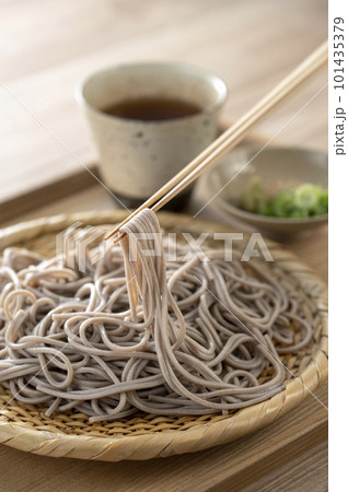 ザルに盛られた美味しそうなソバ 101435379
