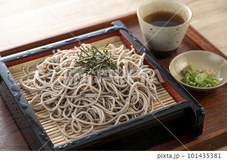ザルに盛られた美味しそうなソバ ザルに盛られた美味しそうなソバ 101435381