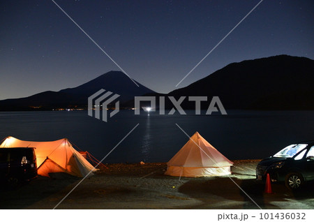 富士山と夜のキャンプでのテントを設営 101436032