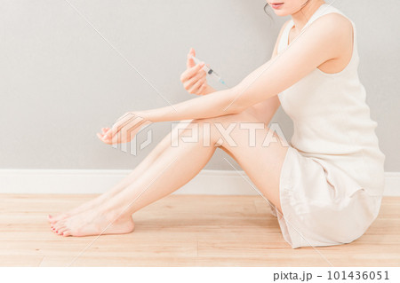 注射器で覚醒剤・薬物・違法ドラッグを腕に打つ女性 注射器で覚醒剤・薬物・違法ドラッグを腕に打つ女性 101436051