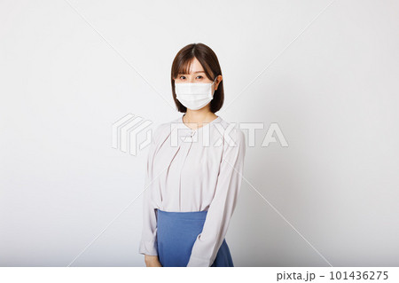 マスクをつけているOL 101436275