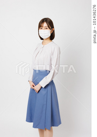 マスクをつけているOL 101436276