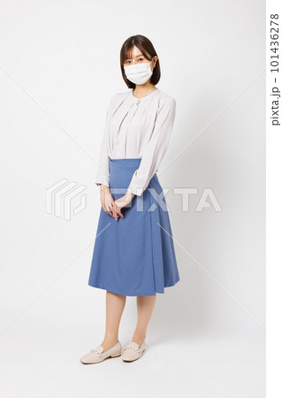 マスクをつけているOL 101436278