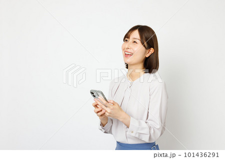 スマホを操作する女性 101436291