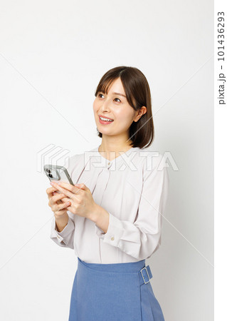 スマホを操作する女性 101436293