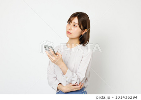 スマホを操作する女性 101436294