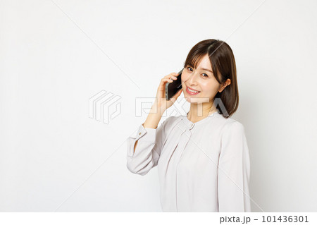 電話をする女性 101436301