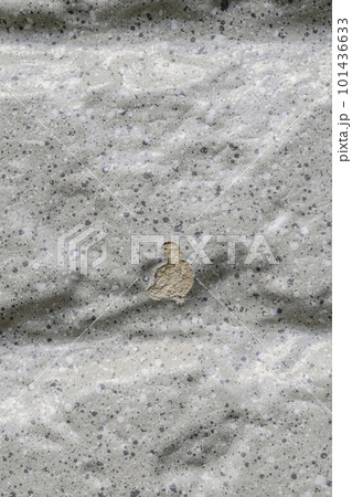 塗膜が欠けた住宅の壁のクローズアップ（住宅リフォームのビフォーアフター） 101436633