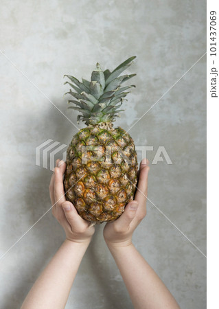 パイナップルを持つ女性 101437069