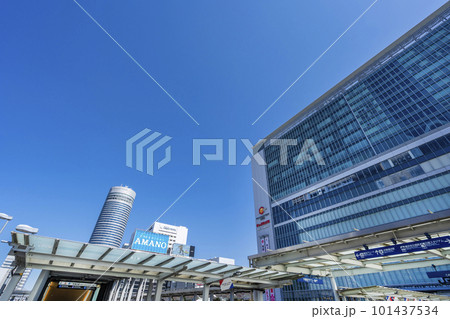 JR「新横浜」駅西口のビルディングと相鉄・東急 新横浜線「新横浜」駅の5A出入口(2023年3月) JR「新横浜」駅西口のビルディングと相鉄・東急 新横浜線「新横浜」駅の5A出入口(2023年3月) 101437534