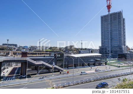 相鉄・JR線「羽沢横浜国大」駅のビルディングと環状2号線(2023年3月) 相鉄・JR線「羽沢横浜国大」駅のビルディングと環状2号線(2023年3月) 101437551