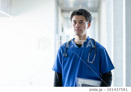 病院 スクラブの男性 ラウンド 病院 スクラブの男性 ラウンド 101437561