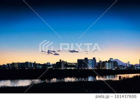 荒川河川敷から見た東京郊外の夕方の足立区の風景 101437600